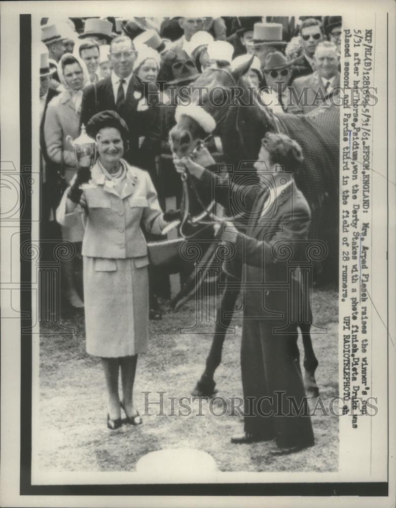 1961 Press Photo Mrs.Arpad Plesed raised winner&#39;s cup of her house Psidium - Historic Images