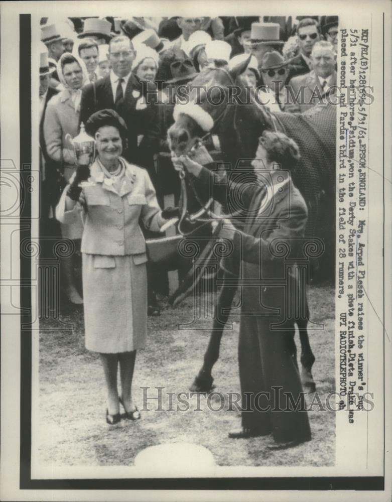 1961 Press Photo Mrs.Arpad Plesed raised winner's cup of her house Psidium - Historic Images