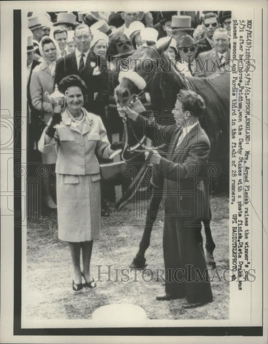 1961 Press Photo Mrs.Arpad Plesed raised winner's cup of her house Psidium - Historic Images