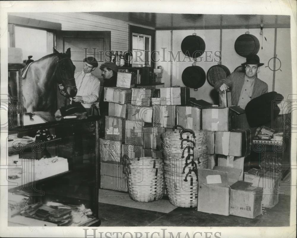 1945 Press Photo Trackmen pack up and prepare to move for "Parts Unknown" - Historic Images