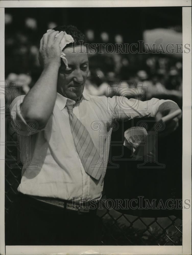 1937 Press Photo Railbird watching the horse races at the Empire City Race Track - Historic Images