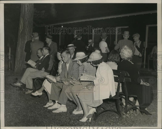 1940 Press Photo Saratoga Springs NY prospective buyers at horse sales - Historic Images