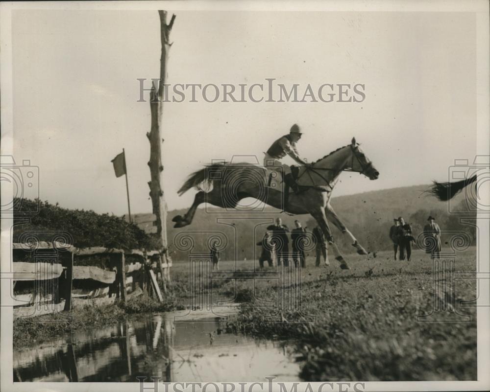 1938 Press Photo Jack McGee on King&#39;s Parade at steeplechase race - net30999 - Historic Images