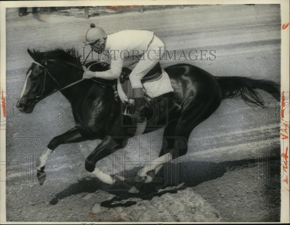 1958 Press Photo Jewels Reward crosses the finish line with a jockey aboard - Historic Images