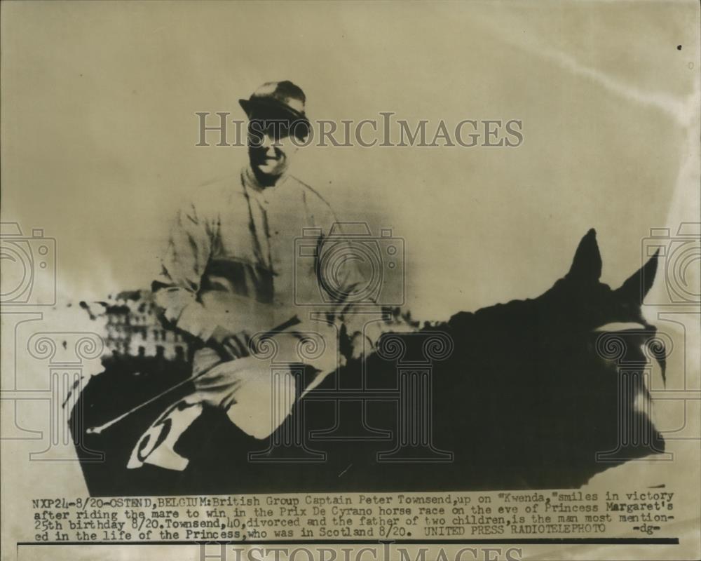 1955 Press Photo British capt. Peter Townsend on &quot;Kwenda&quot; at Prix De Cyrano race - Historic Images