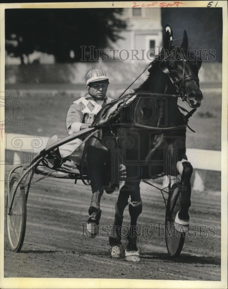 1969 Press Photo Howard Beissinger drives Lindy&#39;s Pride for 44th Hambletonian - Historic Images