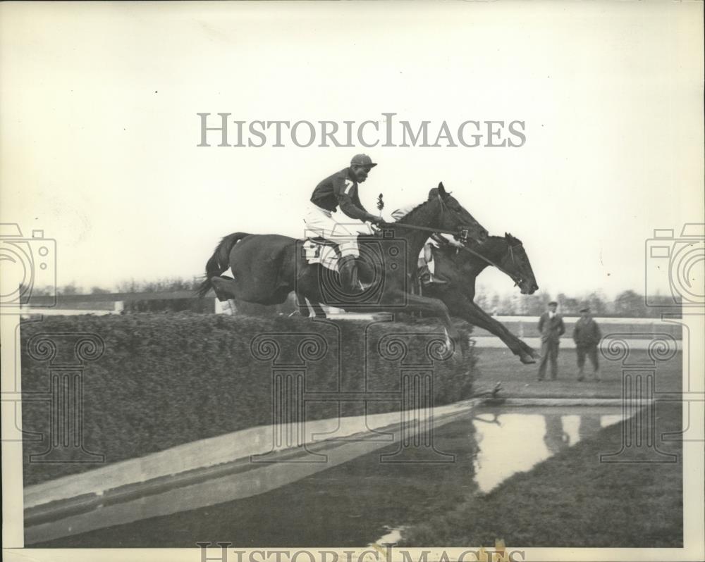 1935 Press Photo horses taking the water jump at Cherry Mallotte Steeplechase - Historic Images