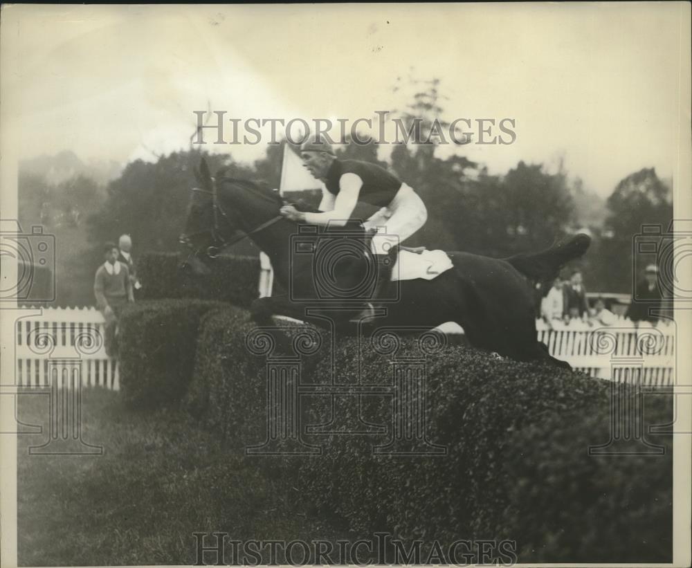 1929 Press Photo James Simpson atop Cohanamore in Rose Tree Club steeplechase - Historic Images