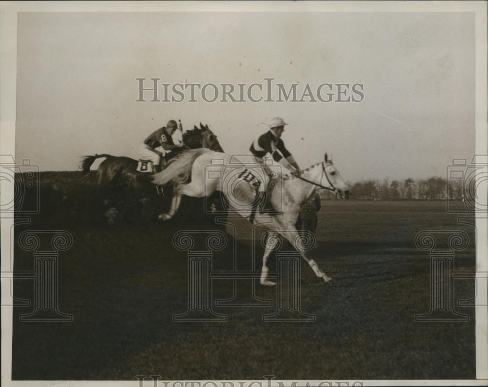 1935 Press Photo Temple Gwathmey Steeplechase St Francis wins vs Snap Back - Historic Images