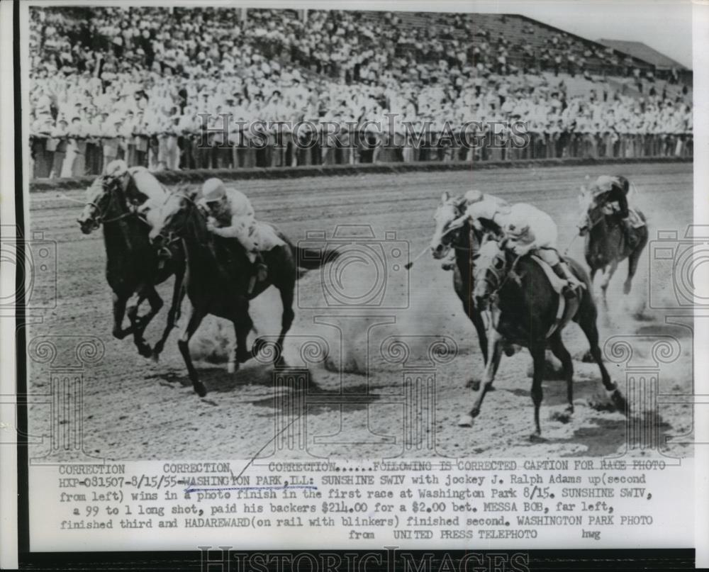 1955 Press Photo J Ralph Adams on Sunshine Swiv wins vs Messa Bob & Hadareward - Historic Images