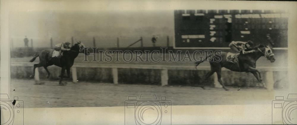 1939 Press Photo Hypocrite winning Bowie Handicap vs Challephen - net33809 - Historic Images