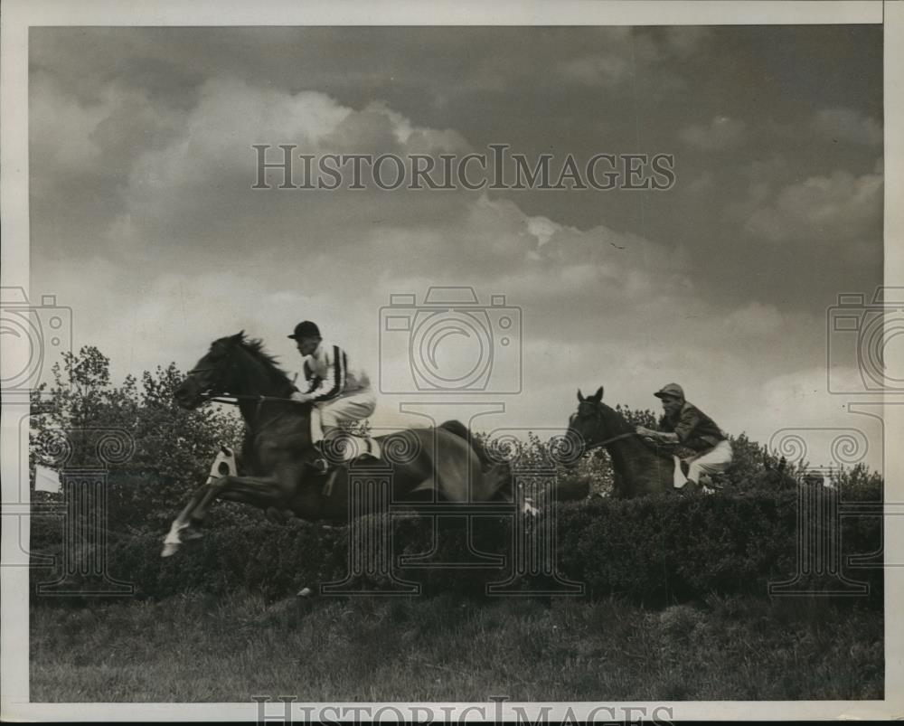 1937 Press Photo Horses During The Second Race Steeplechase - net34145 - Historic Images