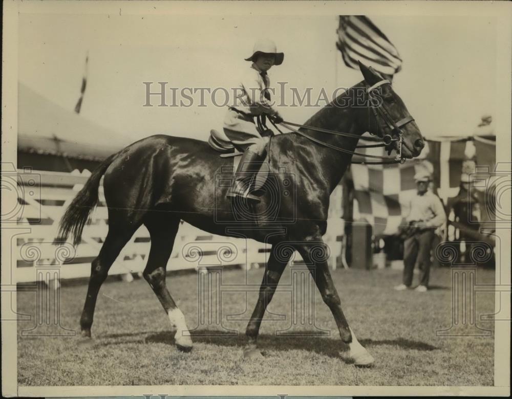 1926 Press Photo 7 yr old Jane Hanes competing in Westchester Horse Show - Historic Images