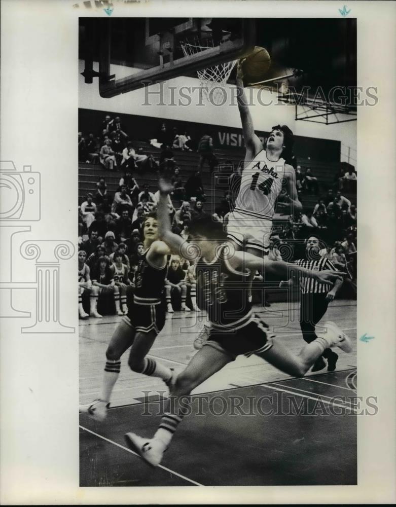 1977 Press Photo Breezing- Aloha guard Joe Stalp has clear path to the ...