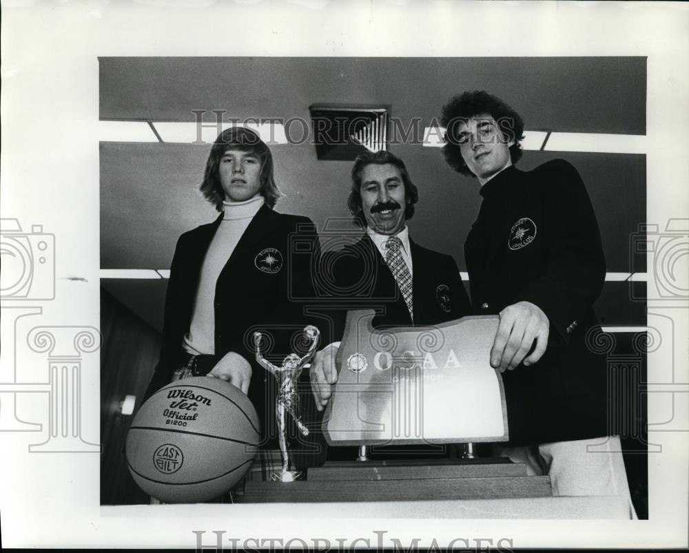 1975 Press Photo Coach John Wyttenberg and players Stan Walker & Dave Adrian - Historic Images