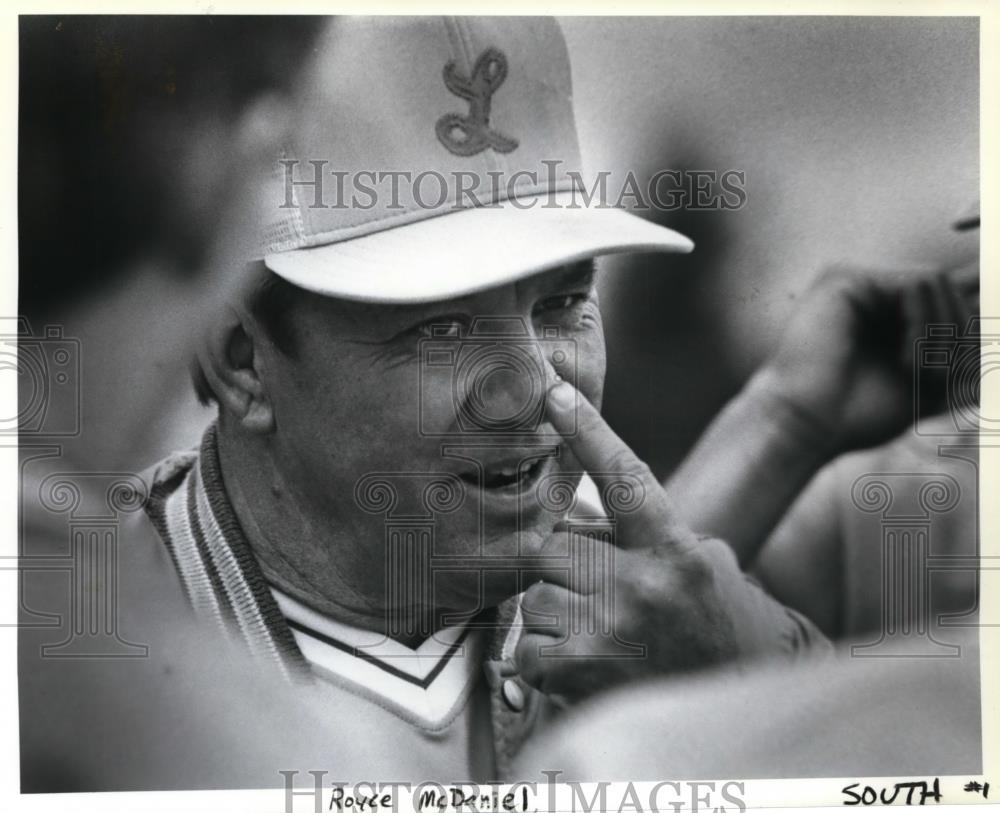 1988 Press Photo Lakeridge Coach Royce McDaniel teaching signs to players. - Historic Images