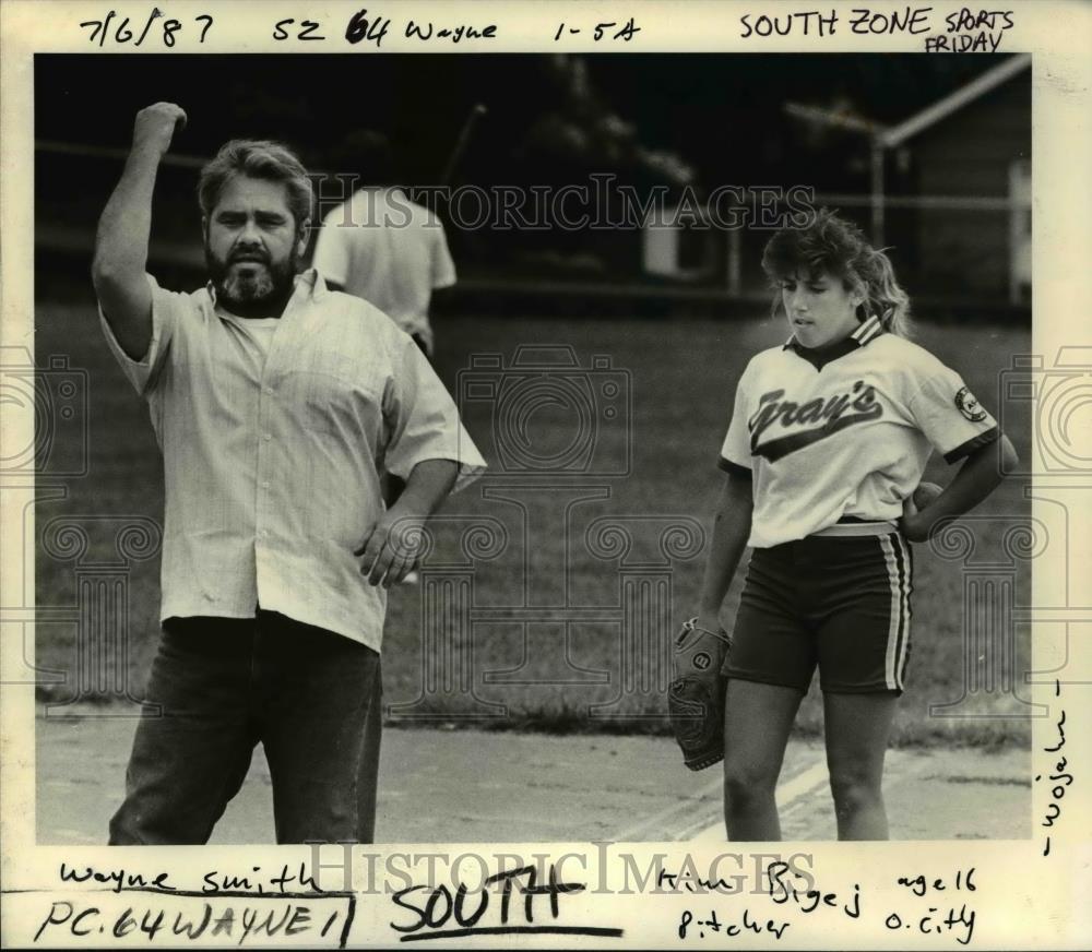 1987 Press Photo Wayne Smith shows Kim Bigej how to follow through her fastpitch - Historic Images