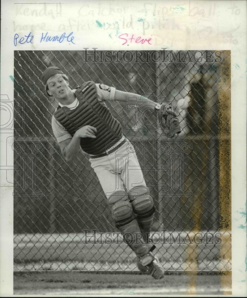1986 Press Photo Kendall catcher Pete Humble fires the ball to home plate. - Historic Images