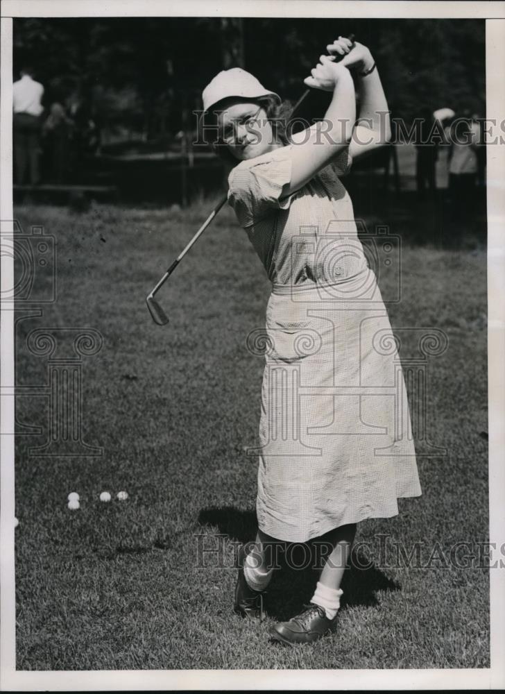 1936 Press Photo Gale Wild golfing at Hole in One tournament in New Jersey - Historic Images