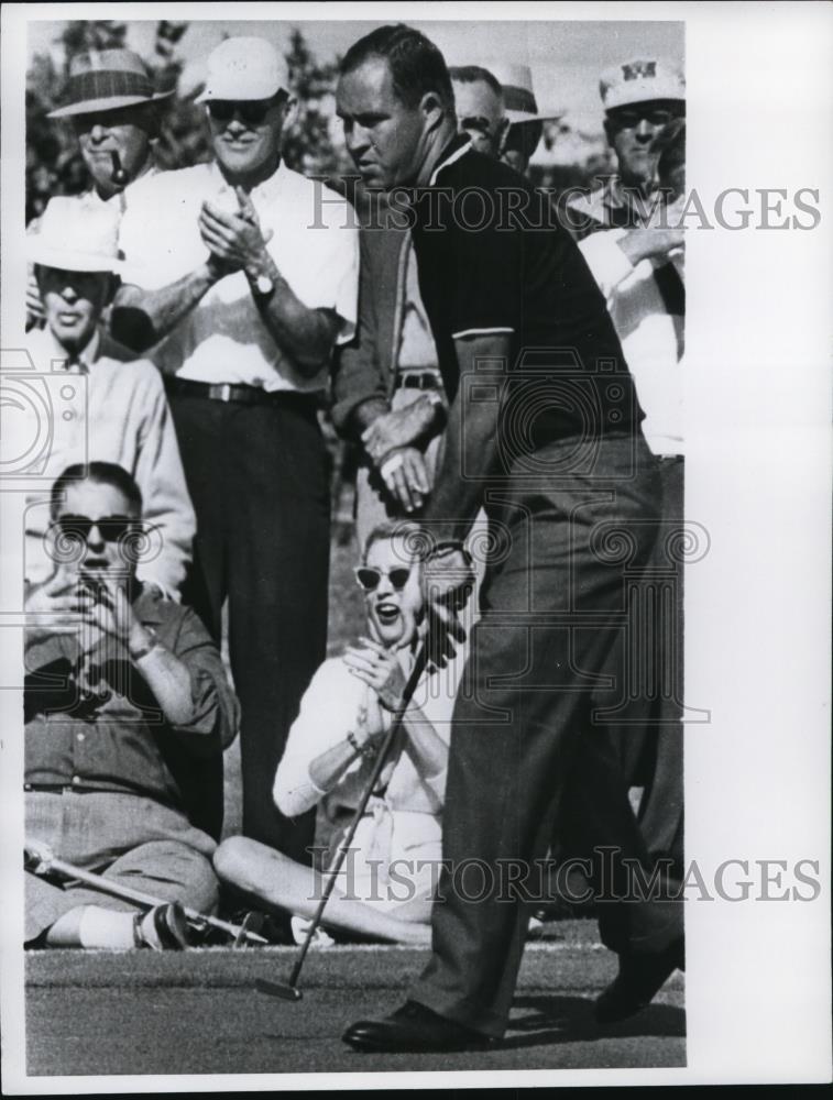 1960 Press Photo Golfer Johnny Pott & gallery at a tournament - net30172 - Historic Images