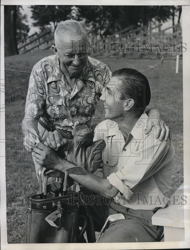 1944 Press Photo George May looks at Ed Furgol&#39;s score card, All-American Tourn - Historic Images