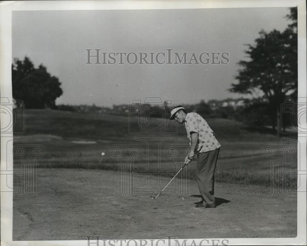 1947 Press Photo Bob Harris at National Collegiate Golf Ann Arbor Michigan - Historic Images