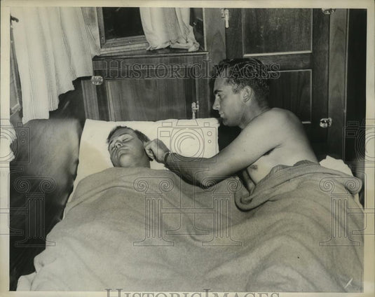 1936 Press Photo Golfer Bill Holt Jr wakes Joe Thompson at National Amateur golf - Historic Images