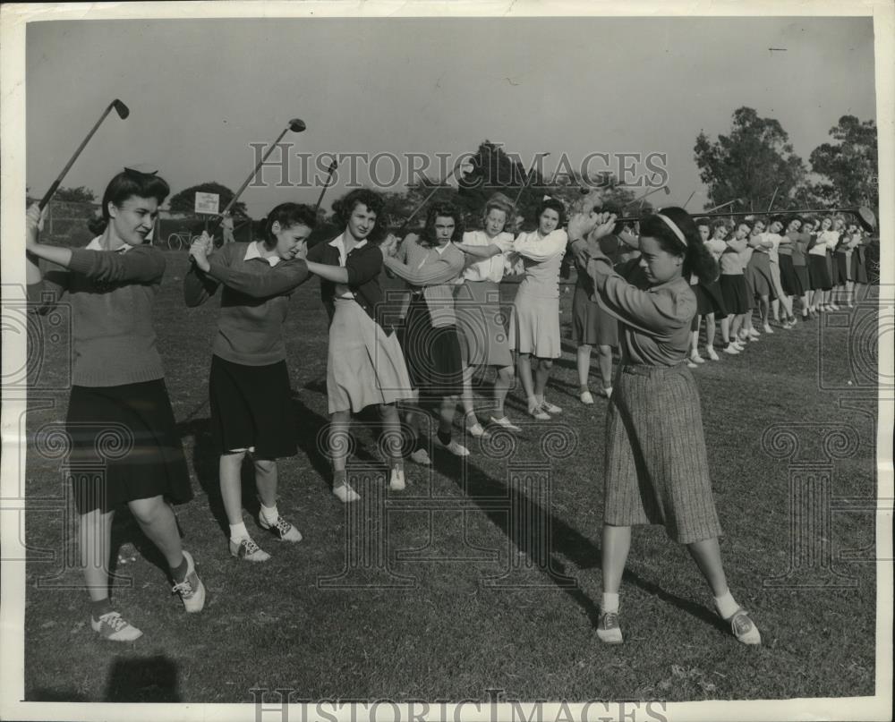 1941 Press Photo Elizabeth Hicks Newell teaches girls golf at Long Beach CA - Historic Images