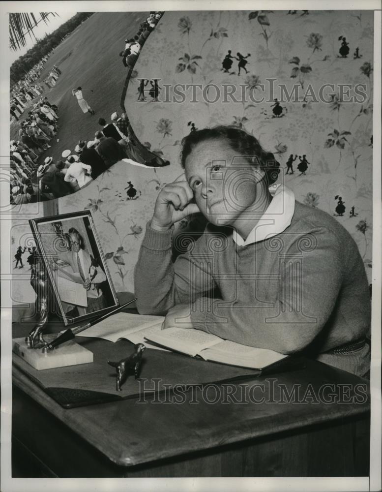 1939 Press Photo Golfer Patty Berg studies her books at home - net30609 - Historic Images