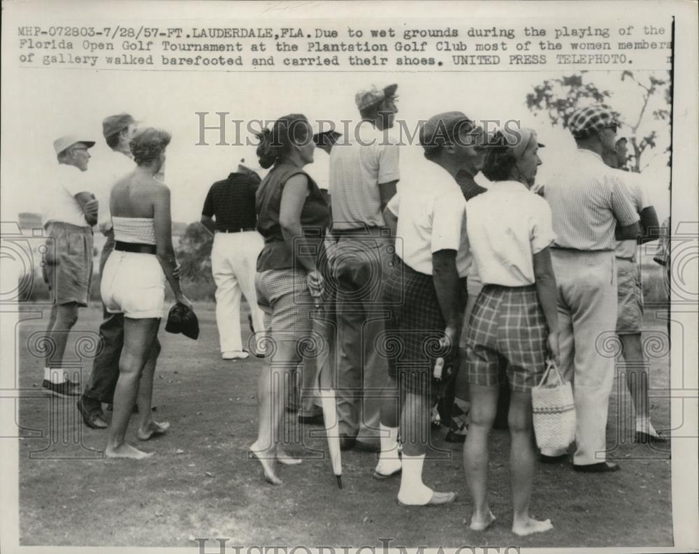 1957 Press Photo Florida Open golf tournament galley in bare feet due to rain - Historic Images