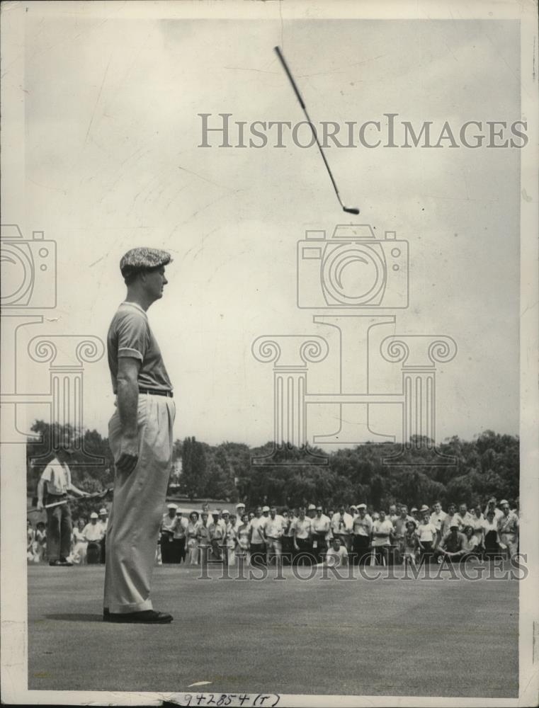 1950 Press Photo Golfer Ellis throws club in air at a tournament - net31445 - Historic Images