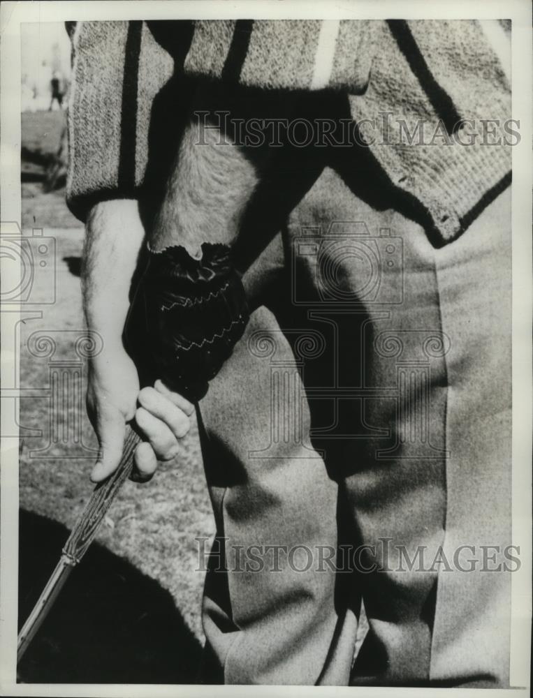 1962 Press Photo Golfer Bob Rosburg shows off his golf grip - net31573 - Historic Images