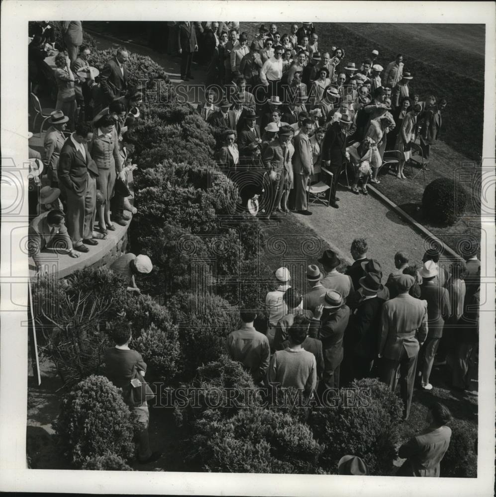 1941 Press Photo Golfer Tony Penna plays ball from shrubs during Goodall tourney - Historic Images