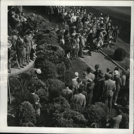 1941 Press Photo Golfer Tony Penna plays ball from shrubs during Goodall tourney - Historic Images