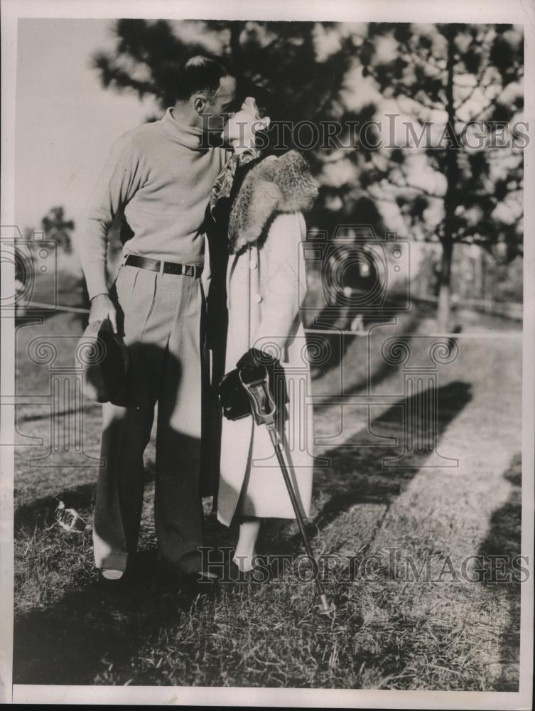 1936 Press Photo Golfer Denny Shute gets kiss from wife at PGA tournament - Historic Images
