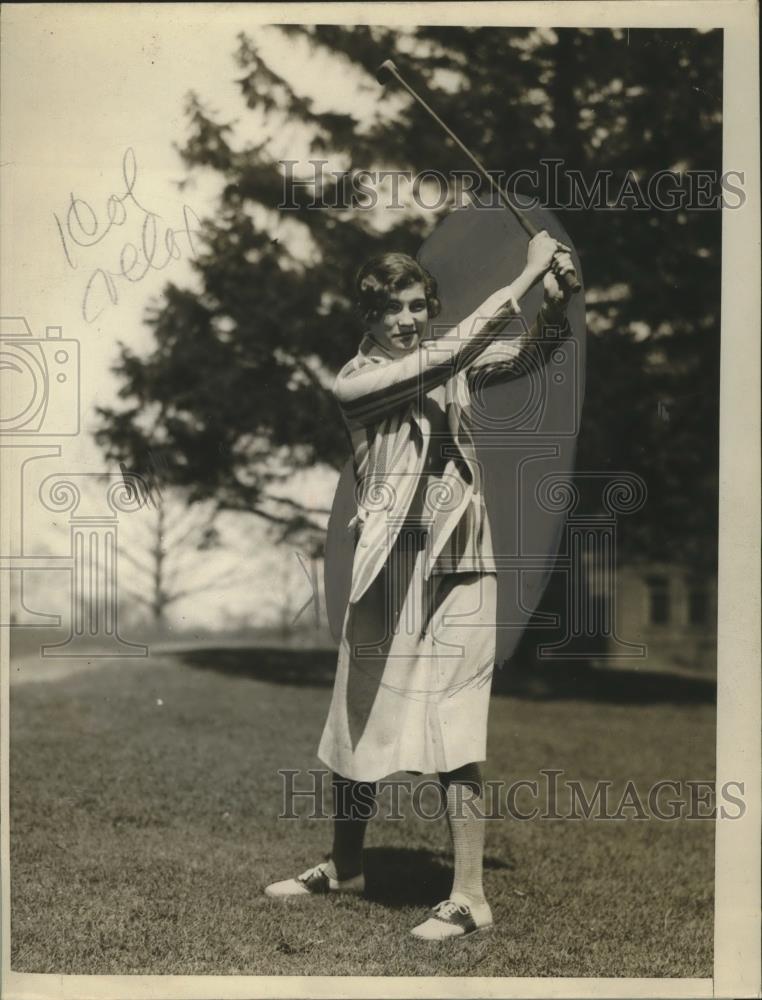 1926 Press Photo Mount Holyoke College golfer Elsie Sinclair on a course - Historic Images