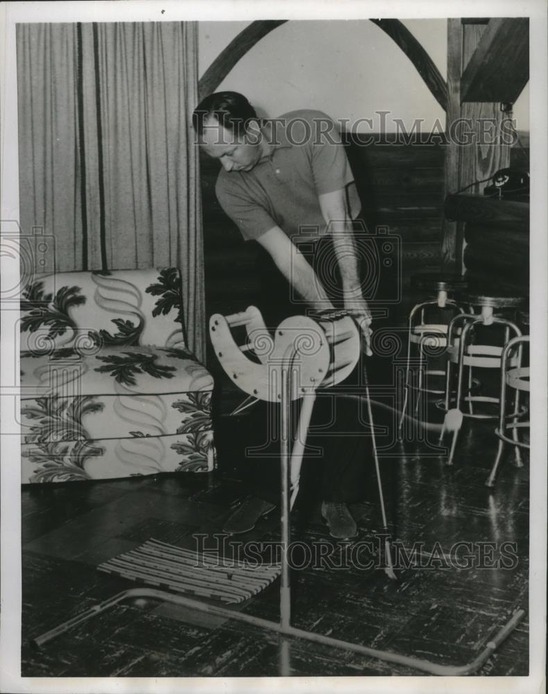 1952 Press Photo Cleveland golfer Ed Preisler & new invention for use indoors - Historic Images