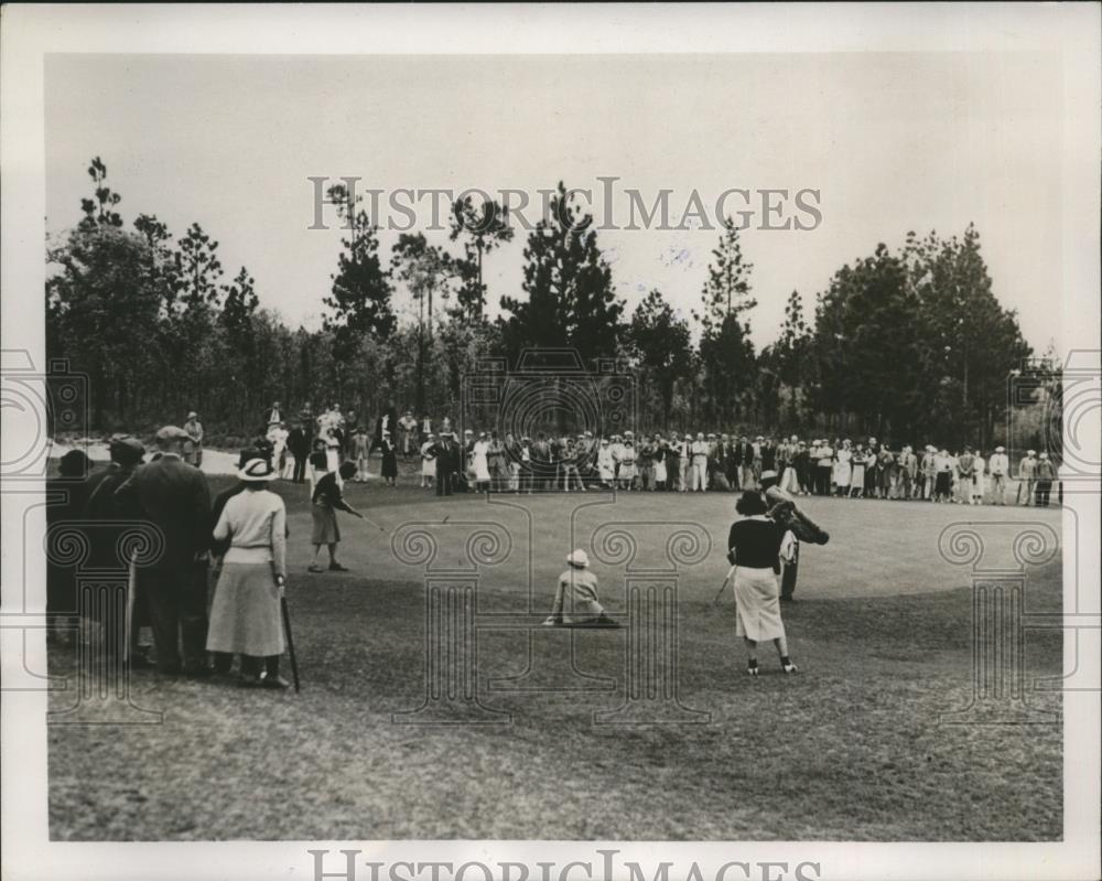 1938 Press Photo Dorothy Kirby putting at 8th green, North &amp; South Tournament - Historic Images