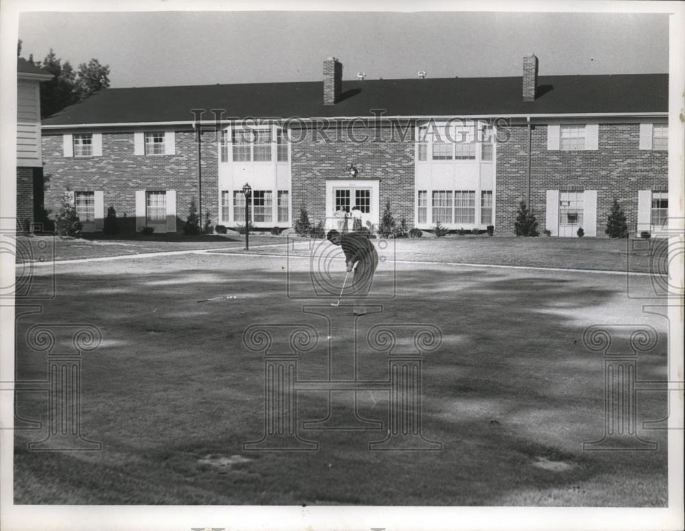 1963 Press Photo Golfer Kim Kelsik putts on green at Carnegie Hill Apartments - Historic Images