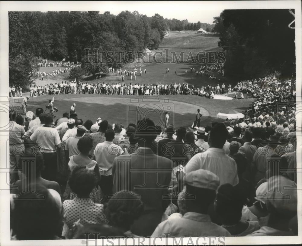 1954 Press Photo Gallery watches golfers in tournament at Manakike Ohio - Historic Images