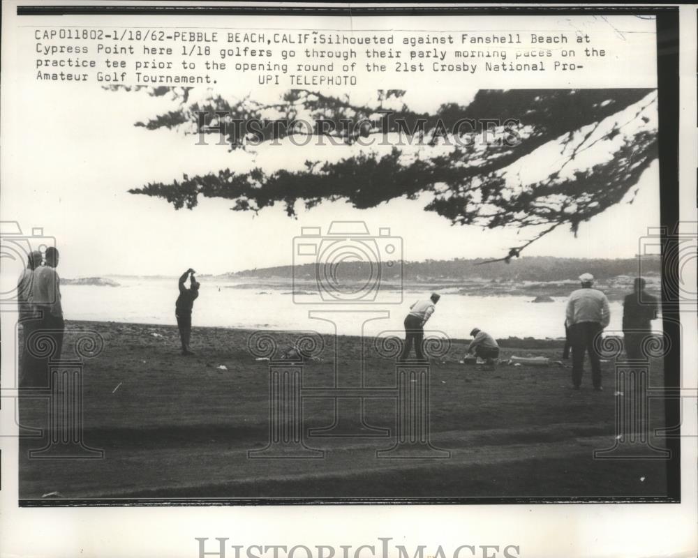 1962 Press Photo Pebble Beach CA golfers practice at Crosby Pro Am golf - Historic Images