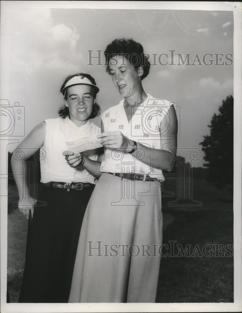 1953 Press Photo Golfers Patty Riley and Jean Hopkins examine score card - Historic Images