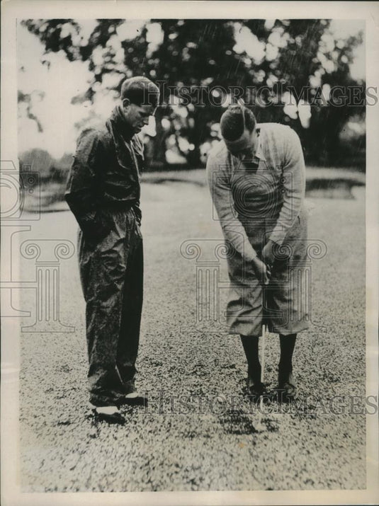 1936 Press Photo Golfer M. Ryan clears path through hail for a putt - net32074 - Historic Images