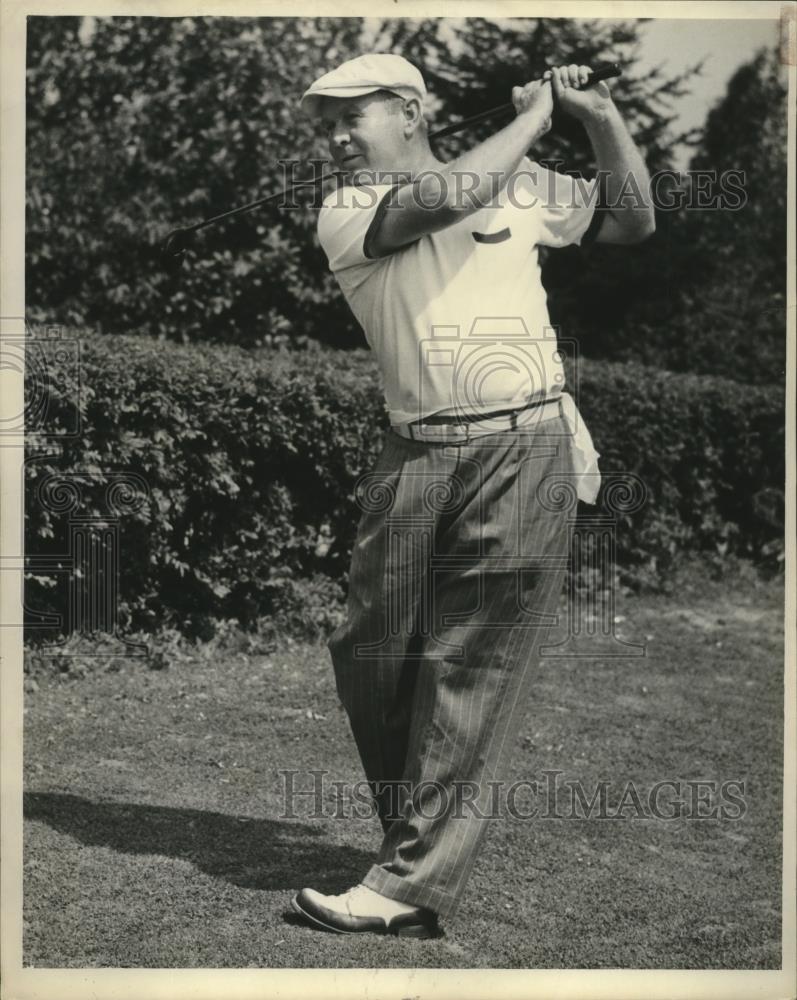 1941 Press Photo Golfer Harry Sweitzer poses after take a shot - net32093 - Historic Images