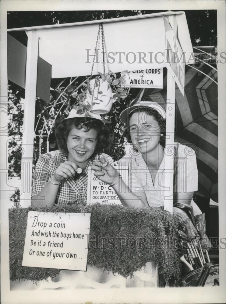 1944 Press Photo Phyllis Otto, Dorothy Germain at All American golf at Chicago - Historic Images