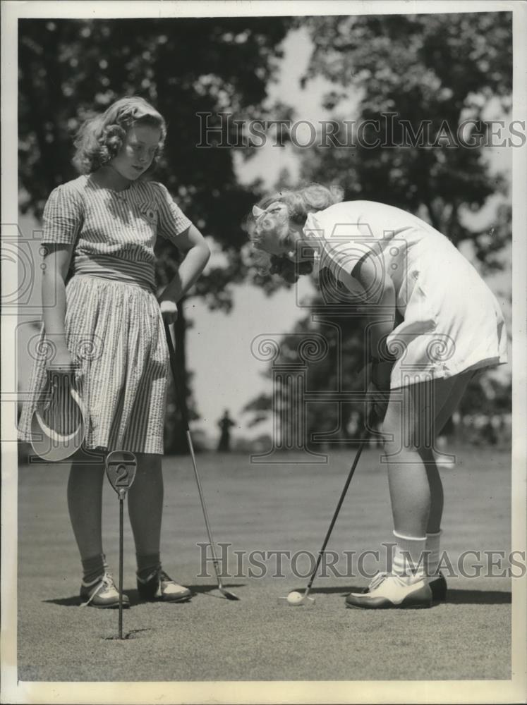 1942 Press Photo Hazel &amp; Helen Olson at 18th Women&#39;s Western Golf Chicago - Historic Images