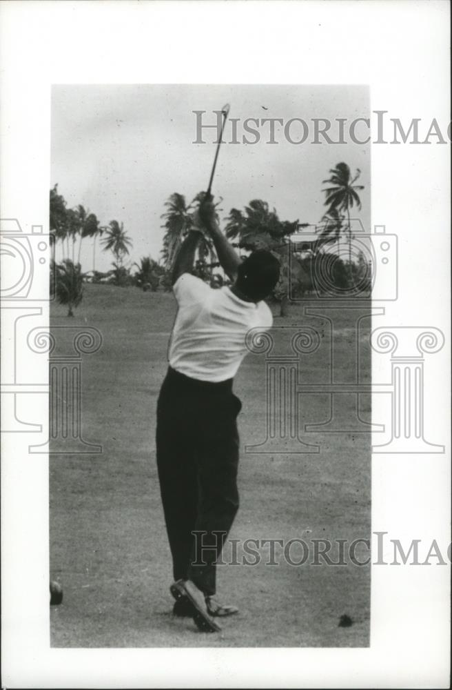 1963 Press Photo Golfer Gene Sarazen on a tournament course - net32193 - Historic Images