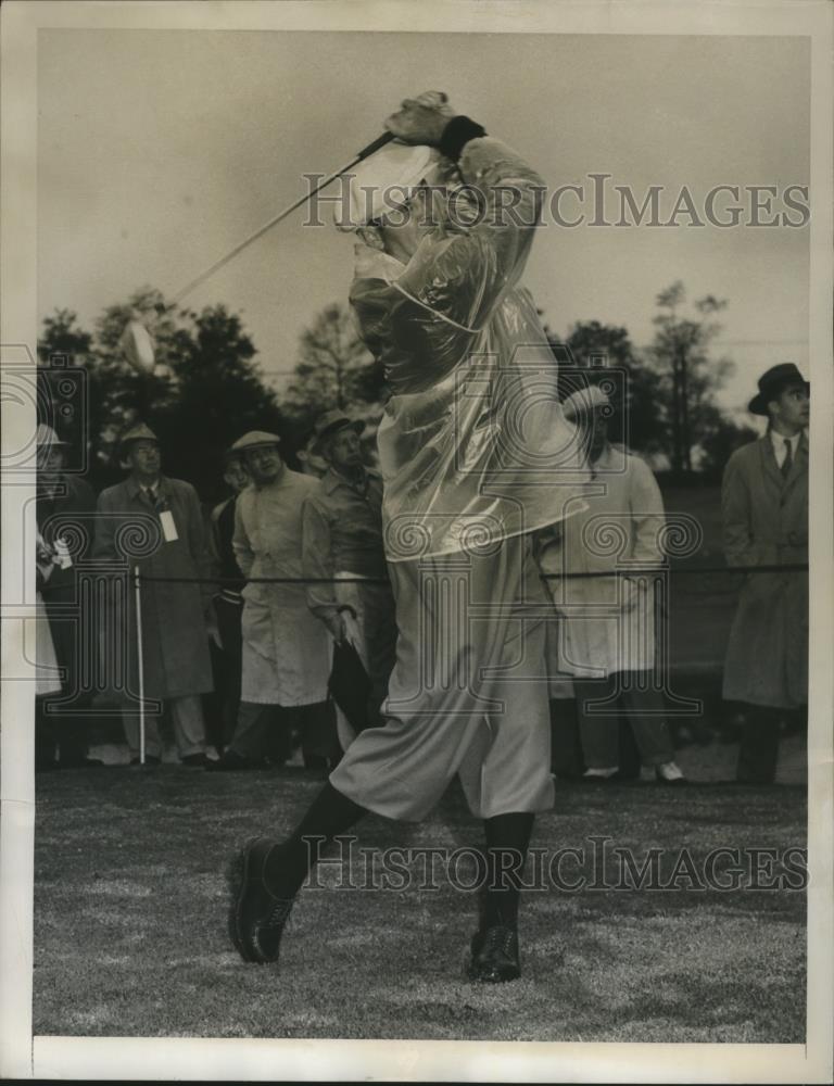 1948 Press Photo Herman Keiser tees off in rainy Goodall Round Robin Tournament - Historic Images