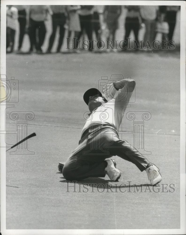 Press Photo Lee Trevino on putting green of a tournament course in Florida - Historic Images