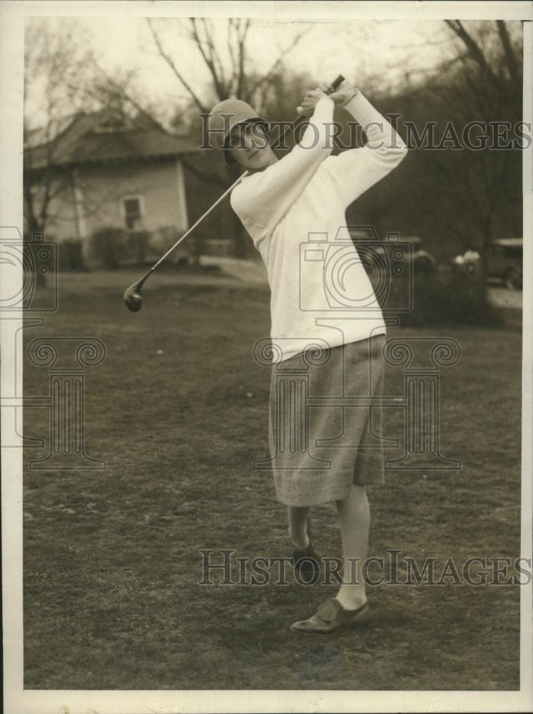 1930 Press Photo Rosalie Knapp golfing at Knollwood club White Plains NY - Historic Images